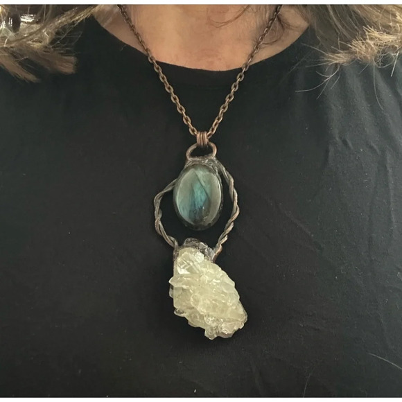 Jewelry - Wow Stunning Quartz Labradorite Necklace 20%off